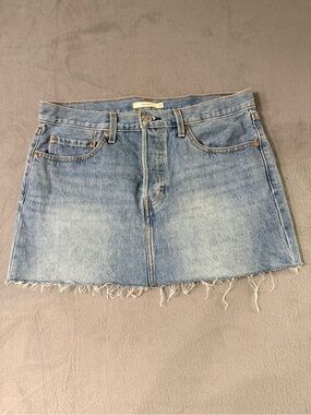 Levi’s - Icon Denim Light Blue Mini Skirt with Frayed Hem